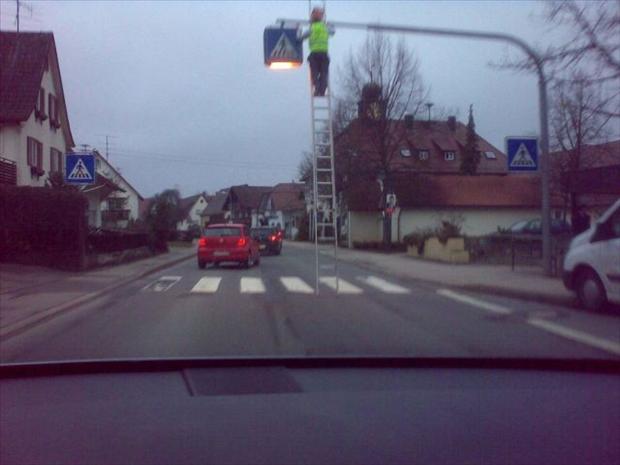 changing-a-street-light-funny-fail