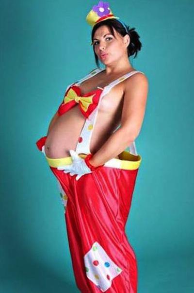 awkward-pregnancy-portrait-clown