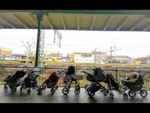 Polish women are leaving strollers at train stations for Ukrainian parents arriving with children